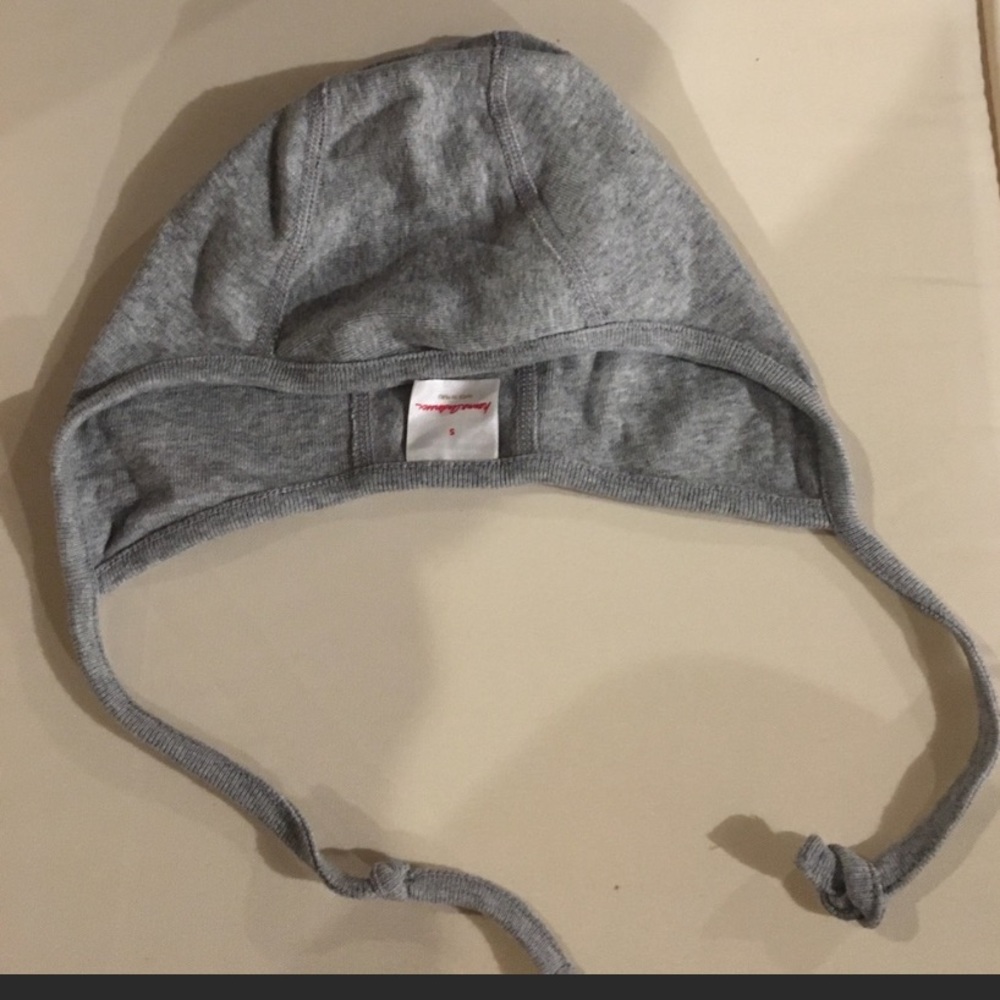 Hanna Andersson bonnet style newborn hat